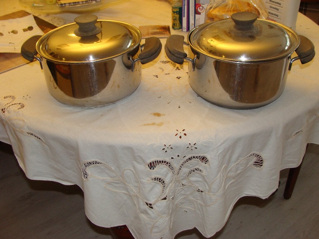 Te koop 2 RVS pannen maat 20 cm x11 cm inhoud 3 liter, Ophalen of Verzenden, Zo goed als nieuw, Rvs, Pannenset