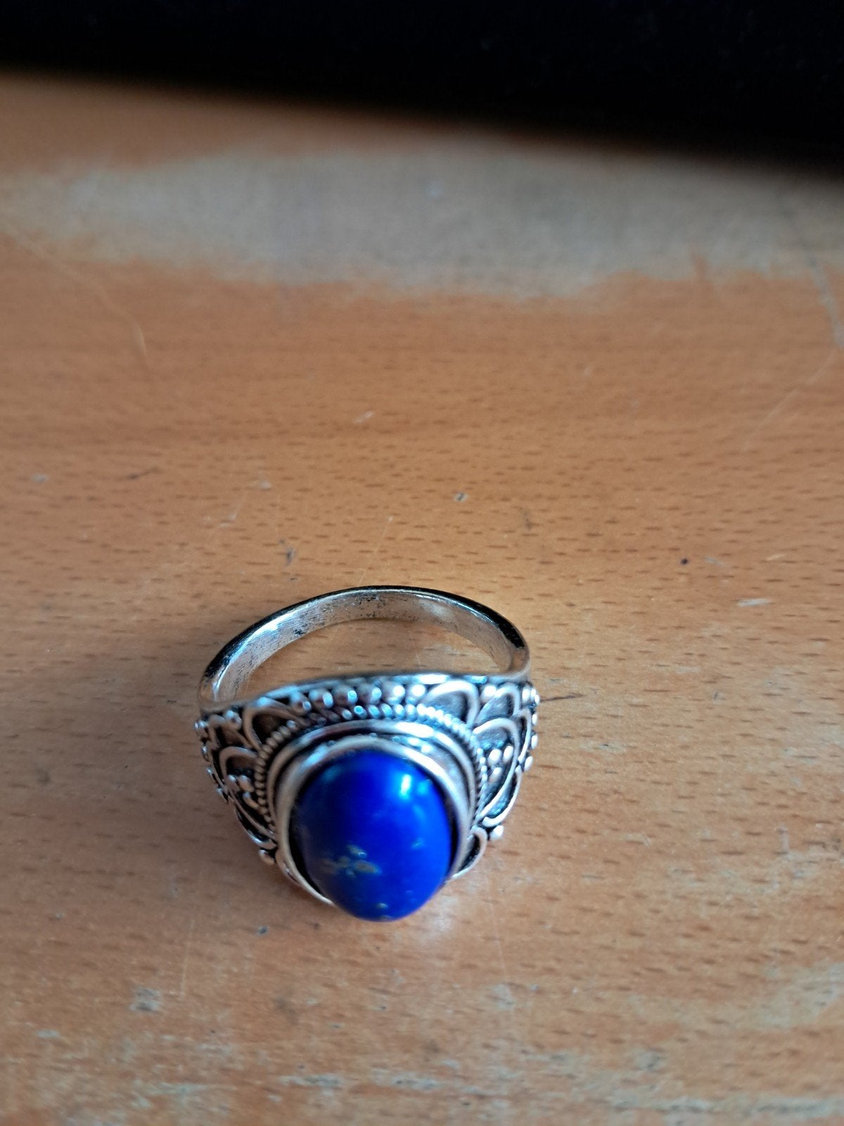 Zilverkleurige  ring met lapis lazuli edelsteen, Sieraden, Tassen en Uiterlijk, Ringen, Overige materialen, 20 of groter, Blauw