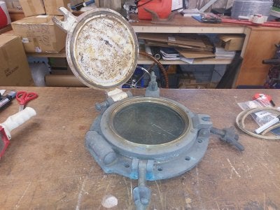 Patrijspoort met klep  (285 mm)