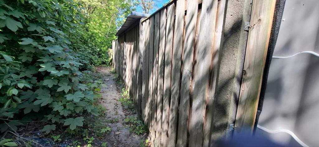 Complete schutting met poorten en overkapping. 1750.00 euro, Tuin en Terras, Ophalen, 1 tot 2 meter, 6 meter of meer, Zo goed als nieuw
