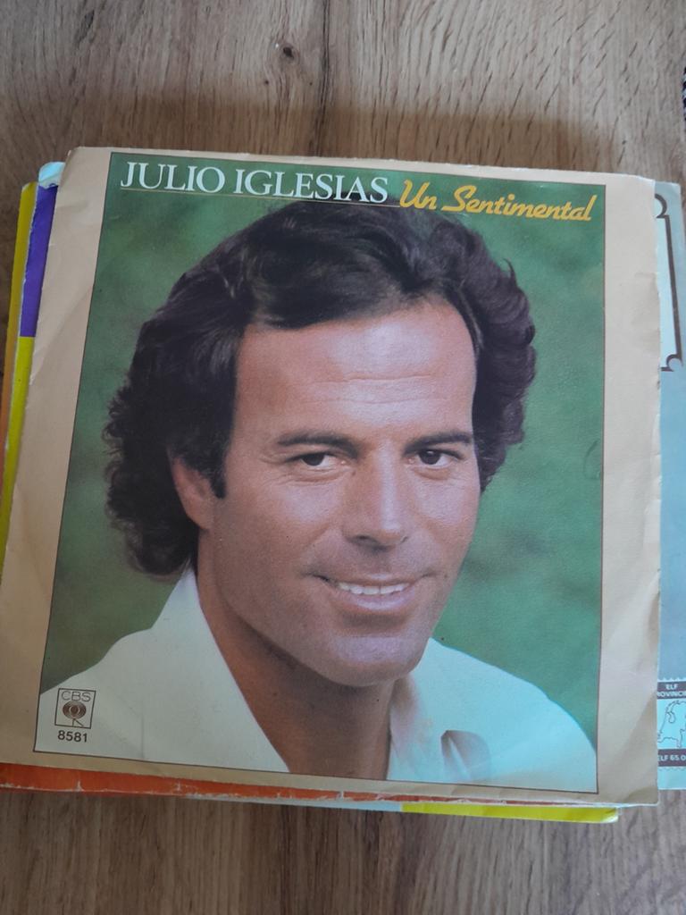 Julio iglesias 7inch un sentimental, Ophalen of Verzenden, Zo goed als nieuw, Pop