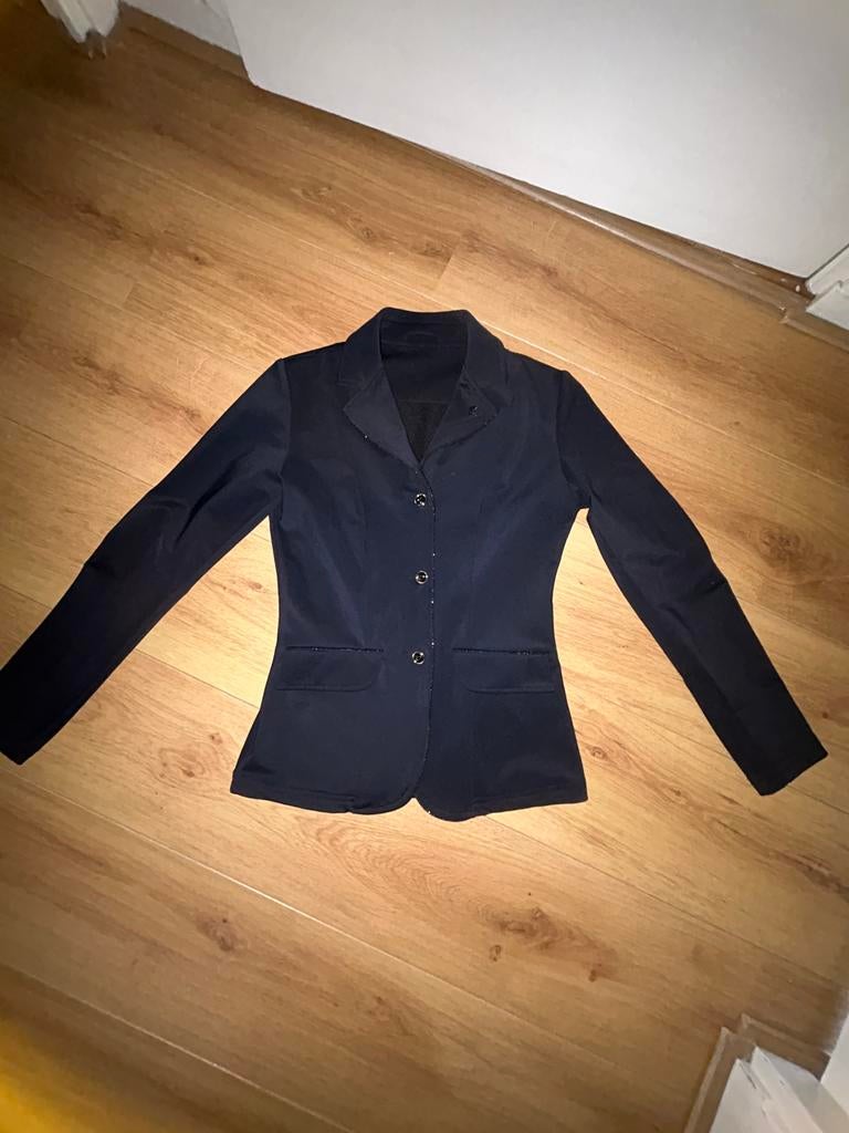 Zwart Wedstrijdjasje van QHP - Maat 164, Dieren en Toebehoren, Paardrijkleding, Ophalen of Verzenden, Zo goed als nieuw, Dressuur