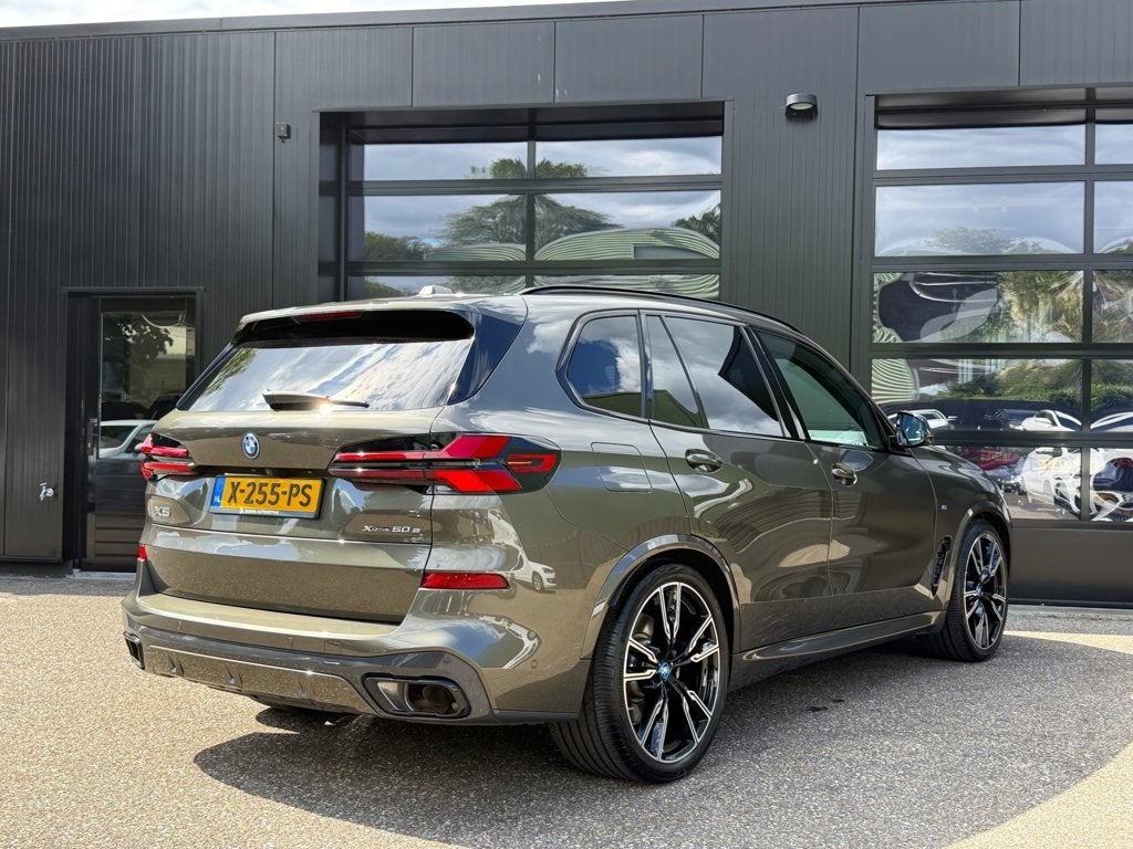 BMW X5 XDrive50e M-Sport Individual Manhattan Metallic 22', Auto's, Dealer onderhouden, Gebruikt, 2395 kg, Verwarmde buitenspiegels