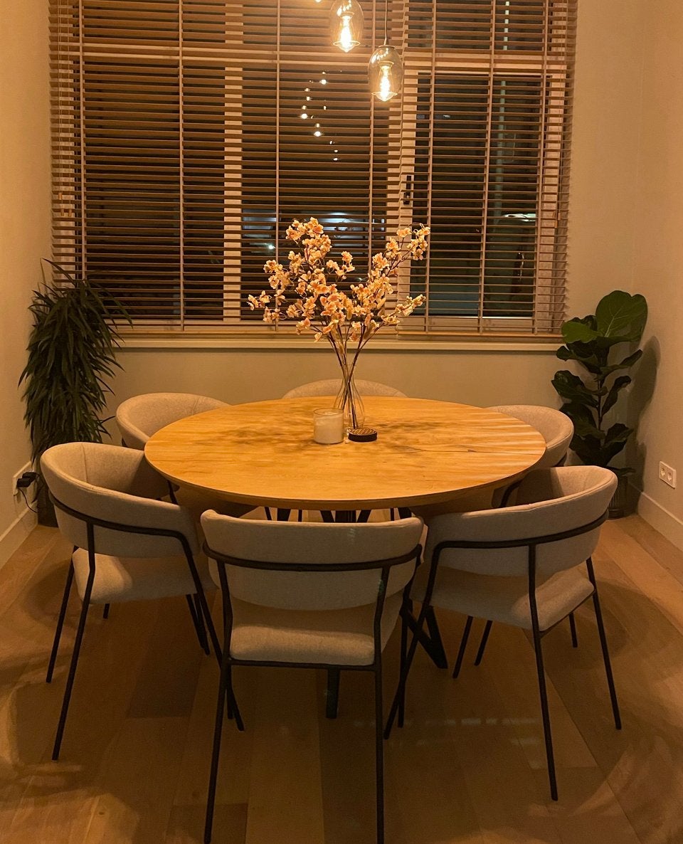 Foto 2 van Ronde eikenhouten eettafel Ø130 cm - zwart metalen onderstel