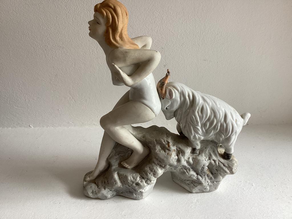 Vrouw met Geit, Verzamelen, Beelden en Beeldjes, Ophalen of Verzenden, Zo goed als nieuw, Mens