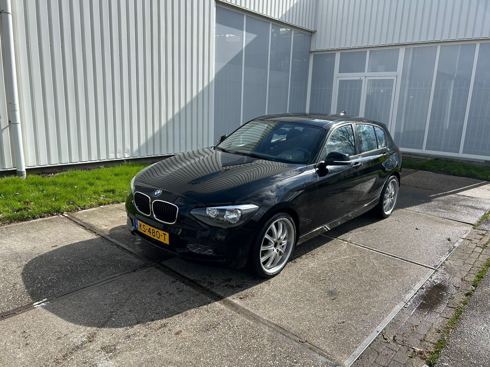 BMW 1-Serie 116I 100KW 5DR Aut8 2014 Zwart, Auto's, 1-Serie, 4 cilinders, Zwart, 1200 kg