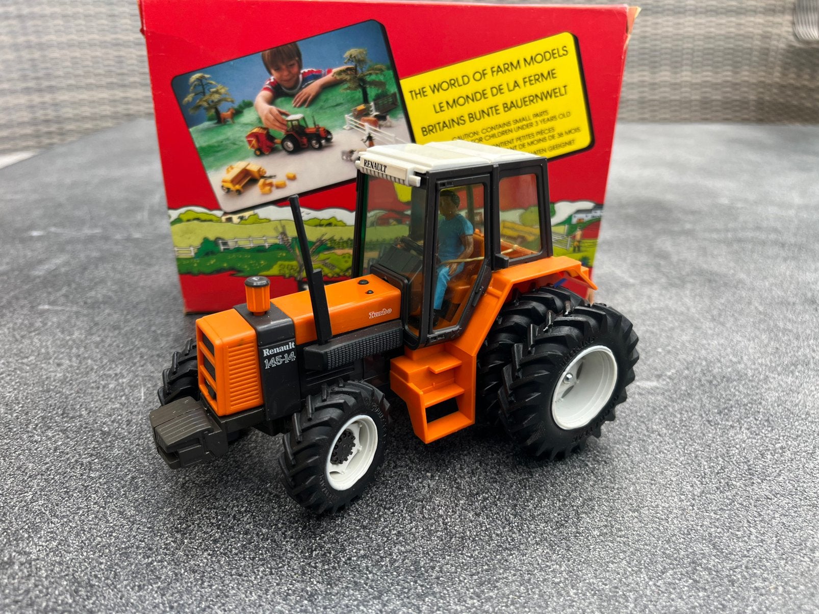 Renault 145-14 tractor Britains 9522 Nieuw dubbellucht, Ophalen of Verzenden, Nieuw, Tractor of Landbouw, Britains