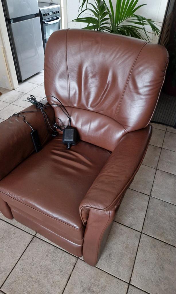 Elektrisch verstelbare relaxstoel (lederlook), Ophalen, Gebruikt, Bruin, Leer