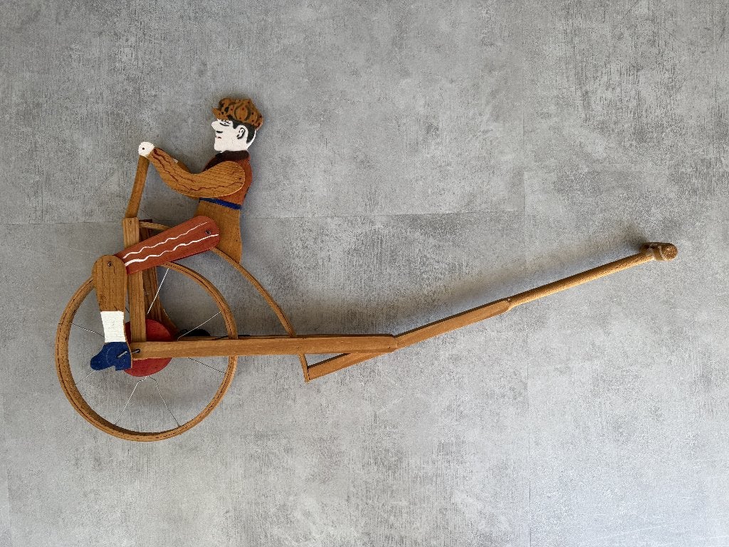 Oud handgemaakt houten mechanisch speelgoed 'duwfiets', Antiek en Kunst, Antiek | Speelgoed, Ophalen of Verzenden