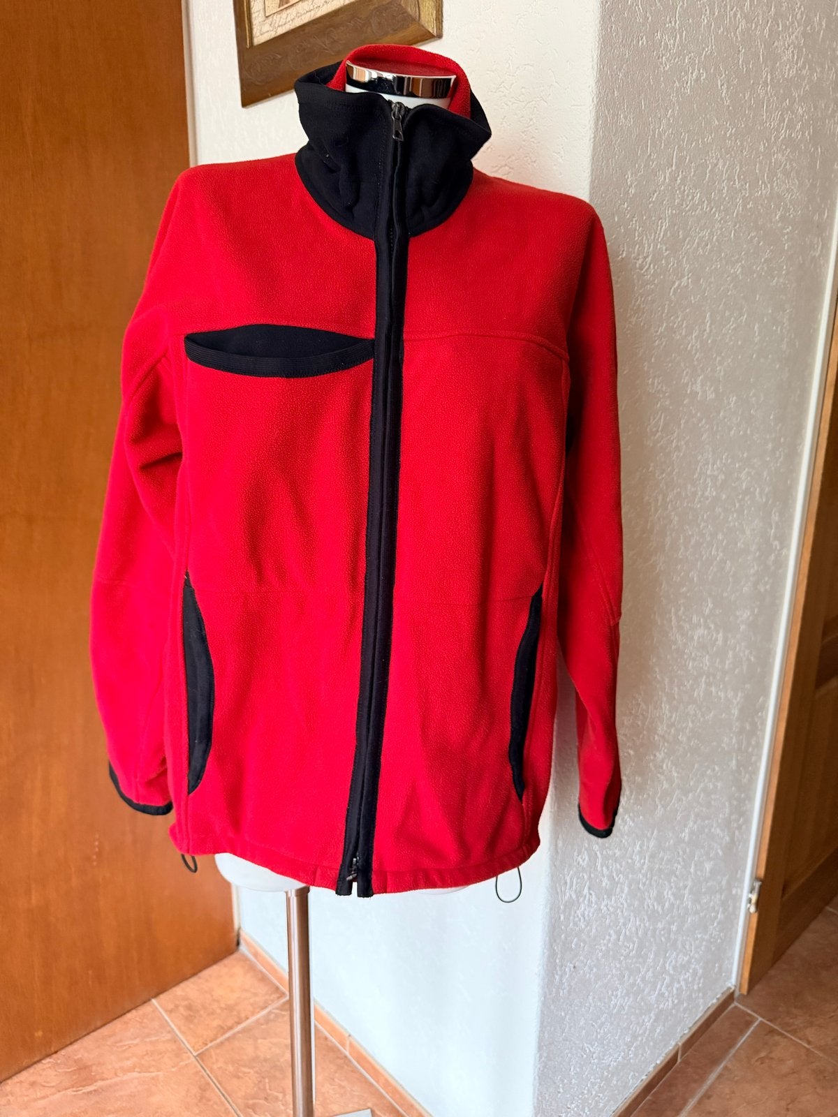 Rood fleecejack met zwarte details, Ophalen of Verzenden, Gedragen, Maat 38/40 (M), Rood