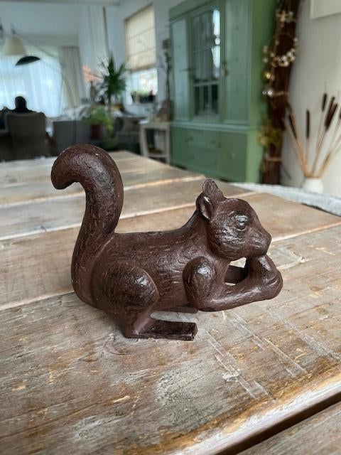 Oud beeldje eekhoorn en eikeltje. Tuinornament gietijzer., Ophalen