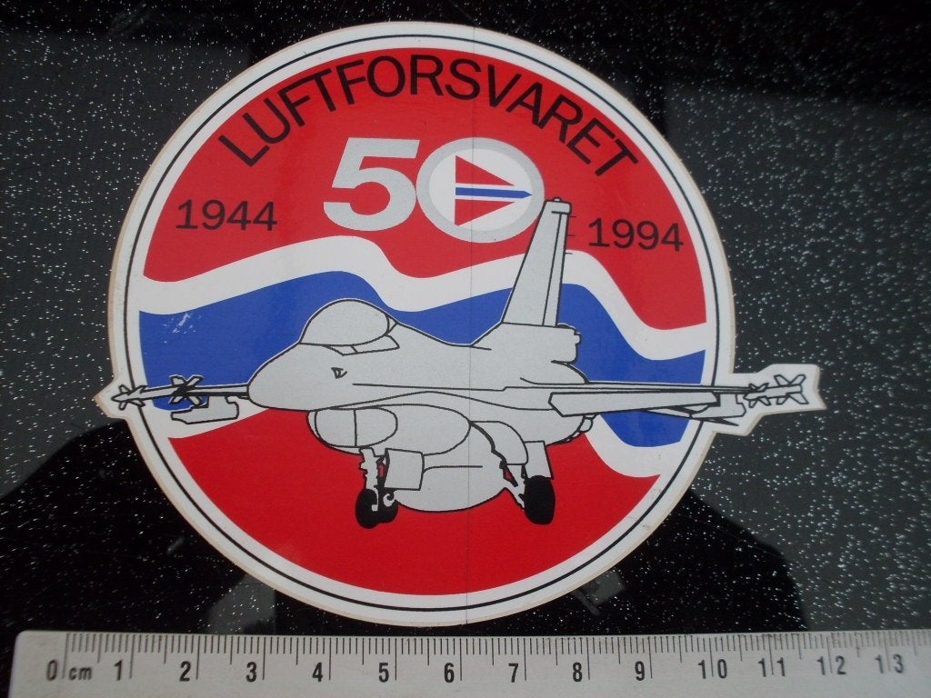 sticker luftforsvaret 50 jaar 1994 denmark denemarken logo, Verzamelen, Stickers, Verzenden, Zo goed als nieuw, Bedrijf of Vereniging
