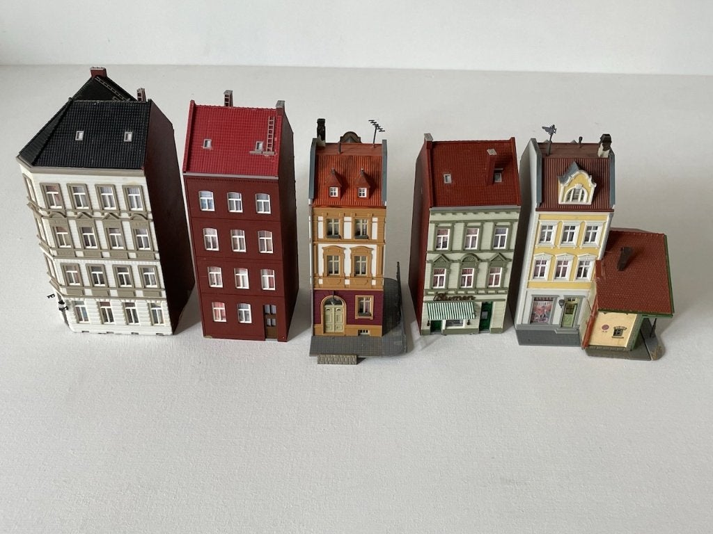 Modelbouw 6 HO huizen 18 - 21 cm groot, incl. 2 hoekhuizen, Hobby en Vrije tijd, Modeltreinen | H0, Gelijkstroom of Wisselstroom