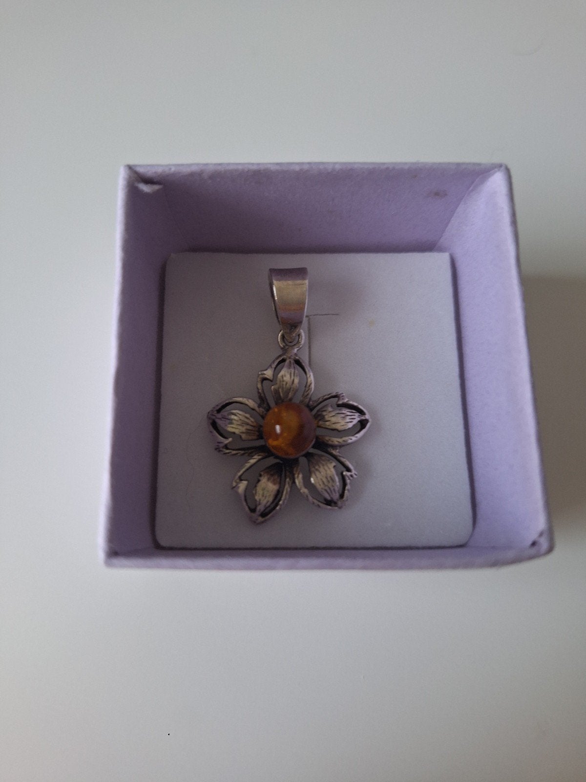 Zilveren hanger met bloem en amberkleurige steen, Ophalen of Verzenden, Zo goed als nieuw, Zilver, Zilver