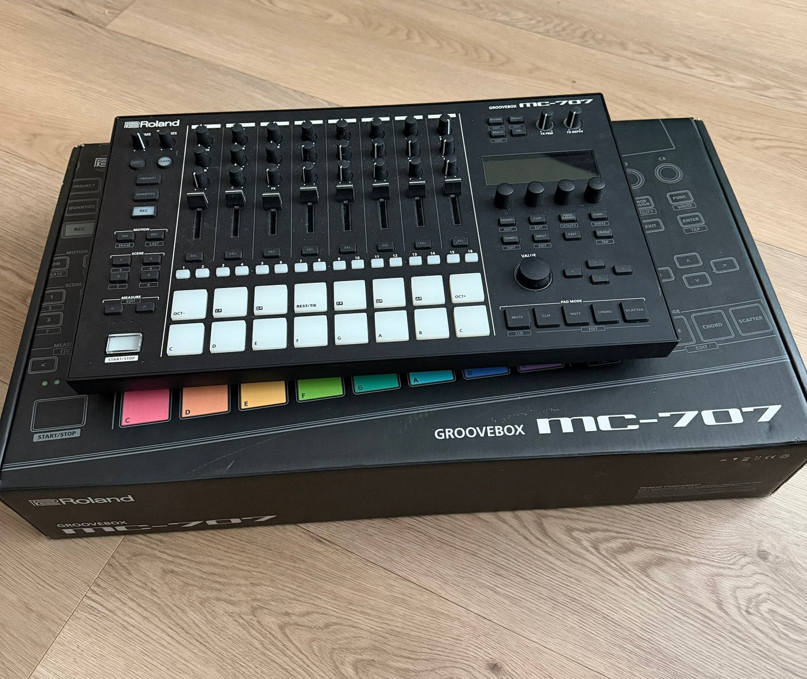 Roland MC-707 Groovebox – met originele doos en voeding, Ophalen, Zo goed als nieuw