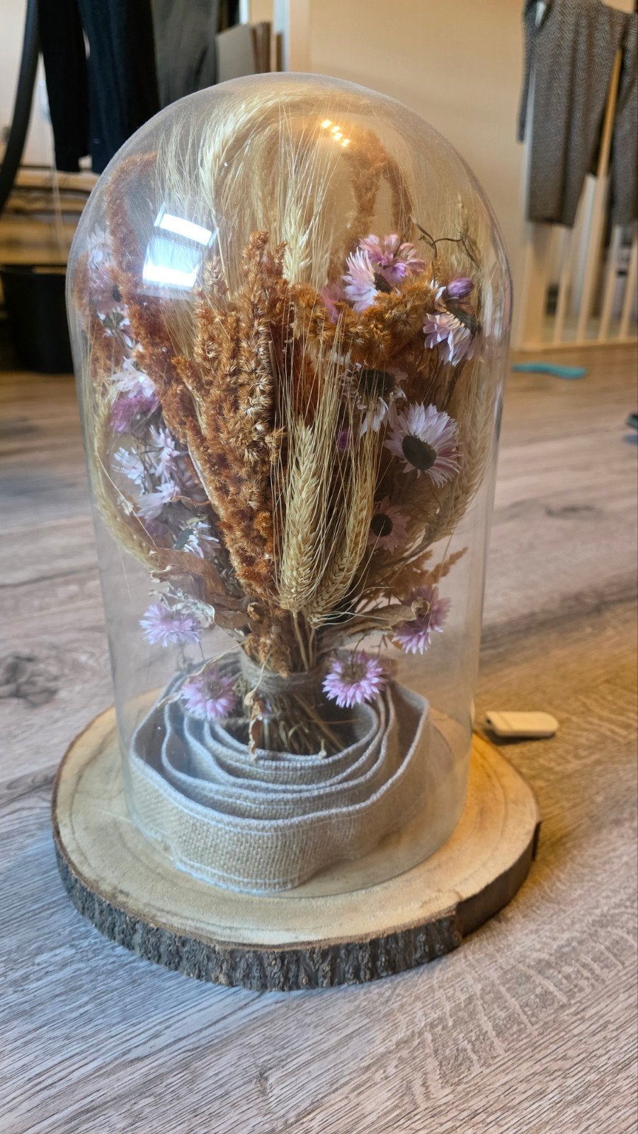 Droogbloemen onder glazen stolp op houten voet, Ophalen, Gebruikt, Landelijk, Glas