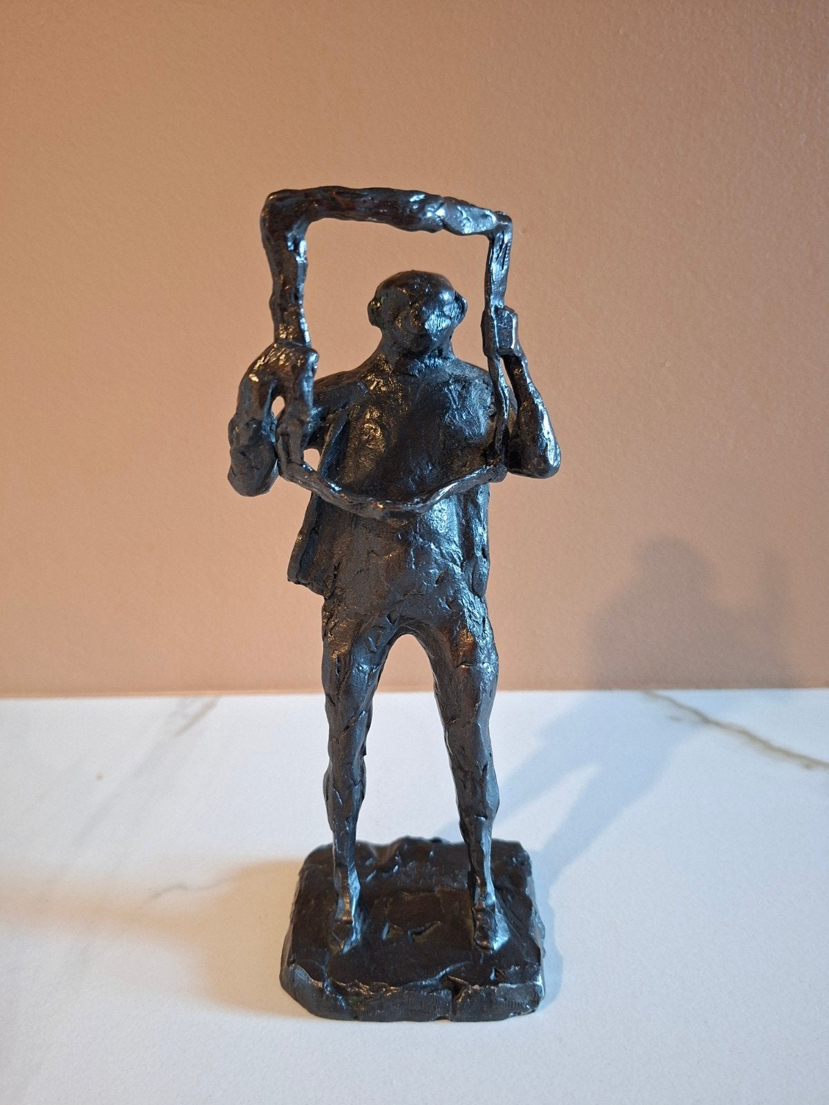 Bronzen beeld 'De krantenlezer' (kleine versie) uit 1967, Antiek en Kunst, Minder dan 20 cm, Ophalen of Verzenden, Beeld, Gepatineerd
