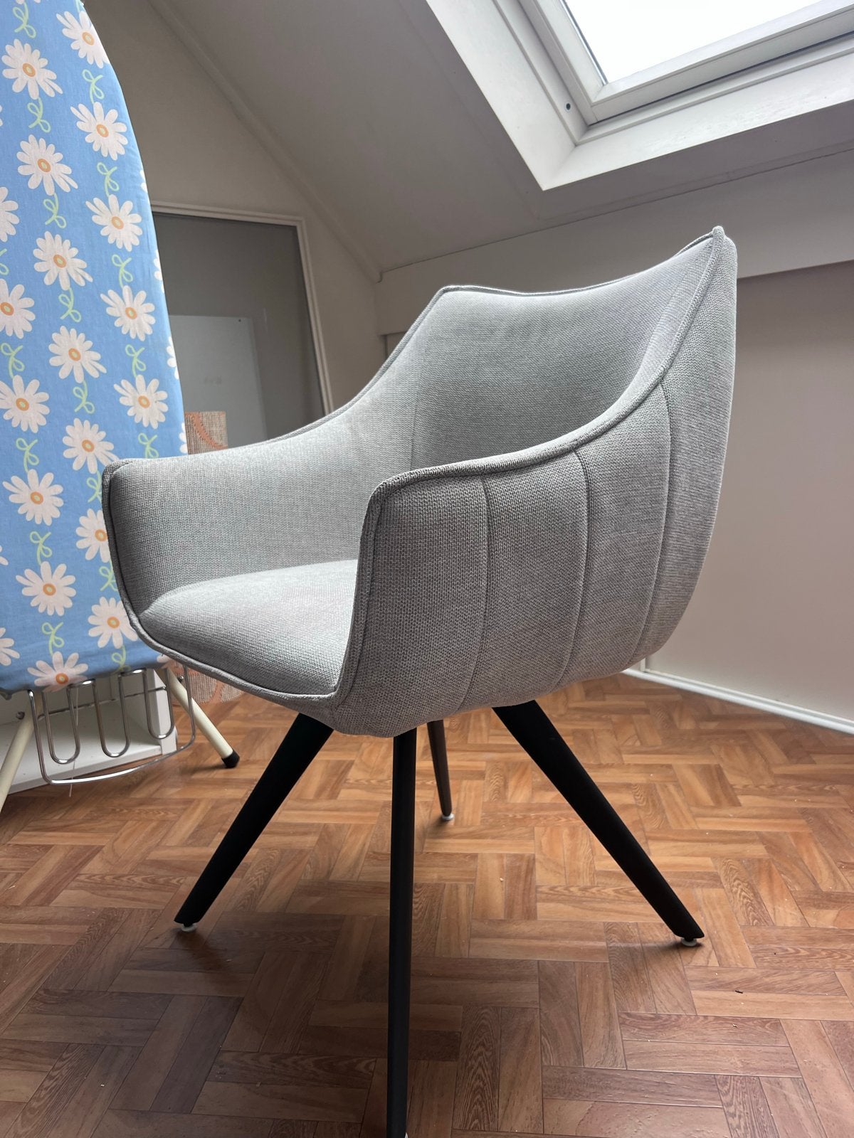 5 draaiende Eetkamerstoellen grijs, Huis en Inrichting, Ophalen of Verzenden, Zo goed als nieuw, Vijf, Zes of meer stoelen, Stof