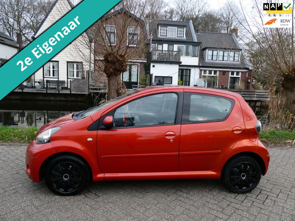 Toyota Aygo 1.0 VVT-i Comfort 5-deurs Airco Navi 2e eigenaar, Voorwielaandrijving, Euro 5, Stof, Gebruikt