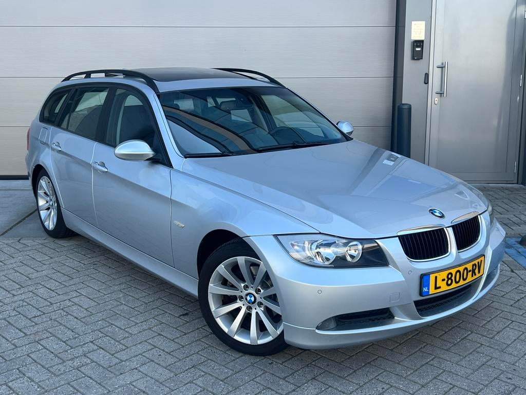 Luxe Grijze BMW 3-Serie 320i E91 Touring 150PK/PanoramaDak!, 13 km/l, Achterwielaandrijving, 1995 cc, 4 cilinders