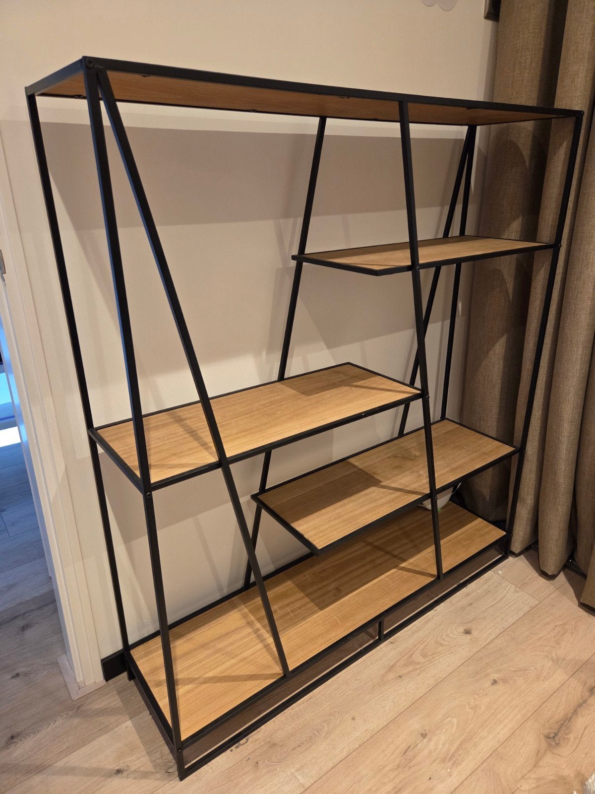 Open kast, hout met zwart metalen frame, Met plank(en), Gebruikt, 100 tot 150 cm, 100 tot 150 cm