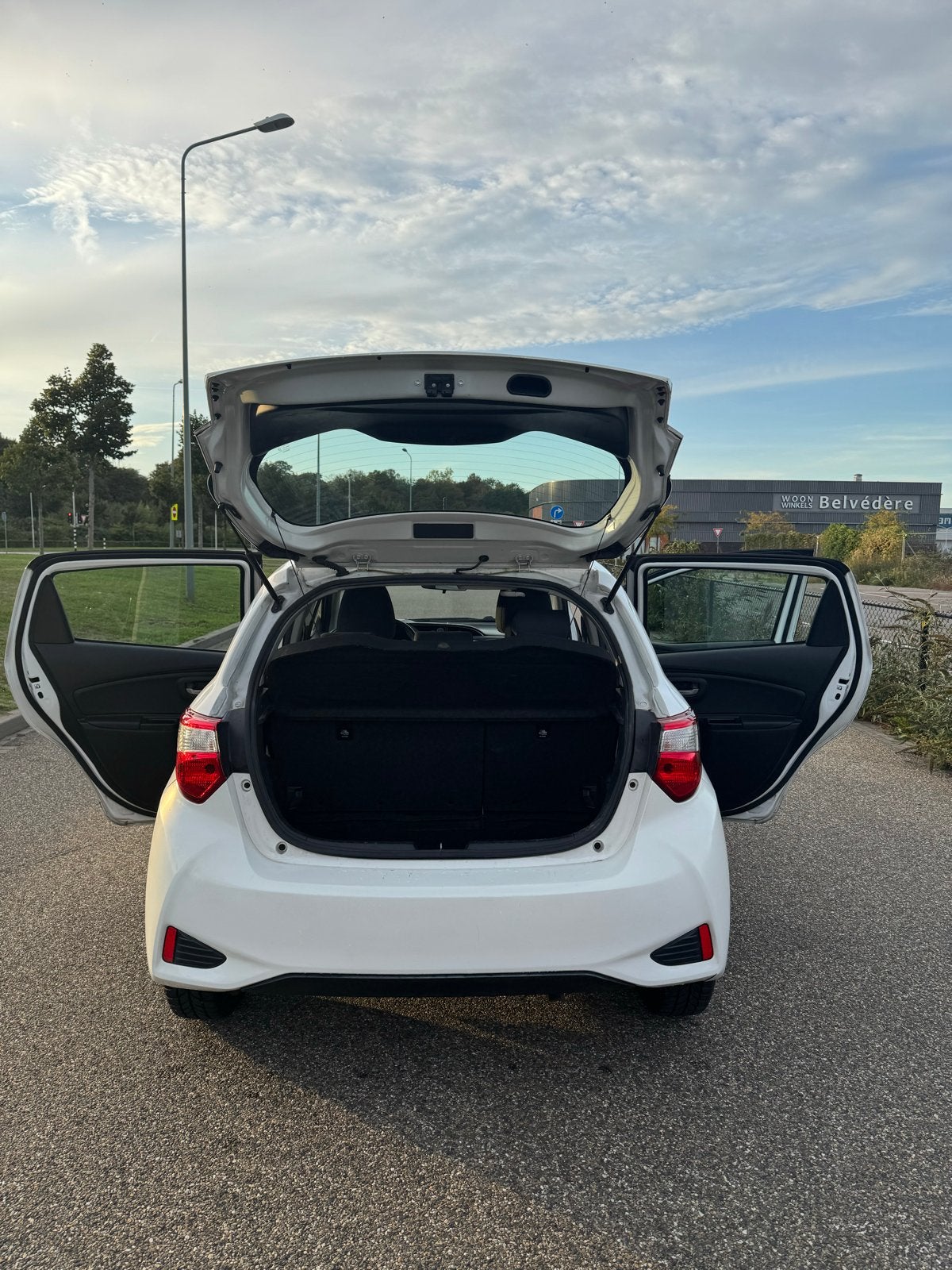 Foto 15 van Toyota Yaris 1.5 Hybrid 100pk 5D CVT 2018 Wit