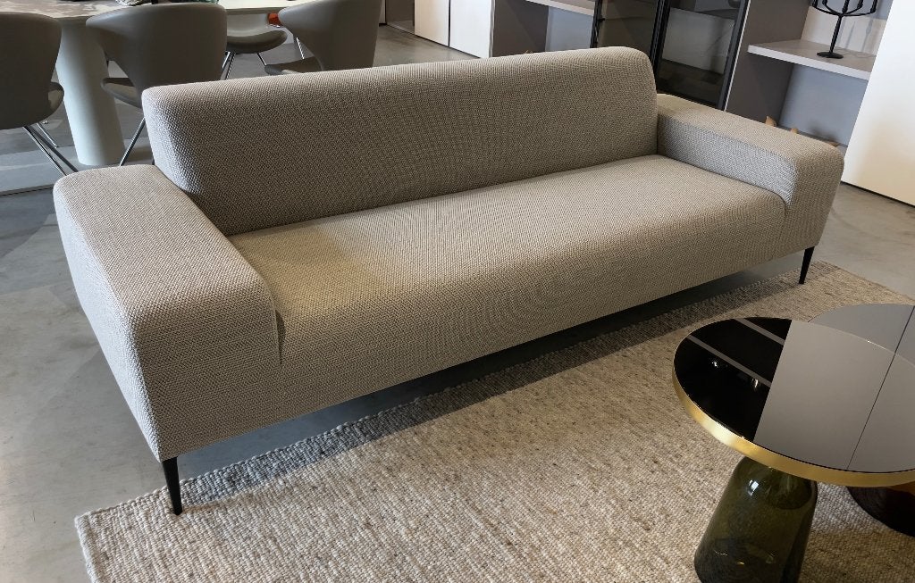 Nieuwe Koozo bank,  Ellen in beige stof met 2 jaar garantie, Huis en Inrichting, Banken | Bankstellen, Ophalen, 75 tot 100 cm