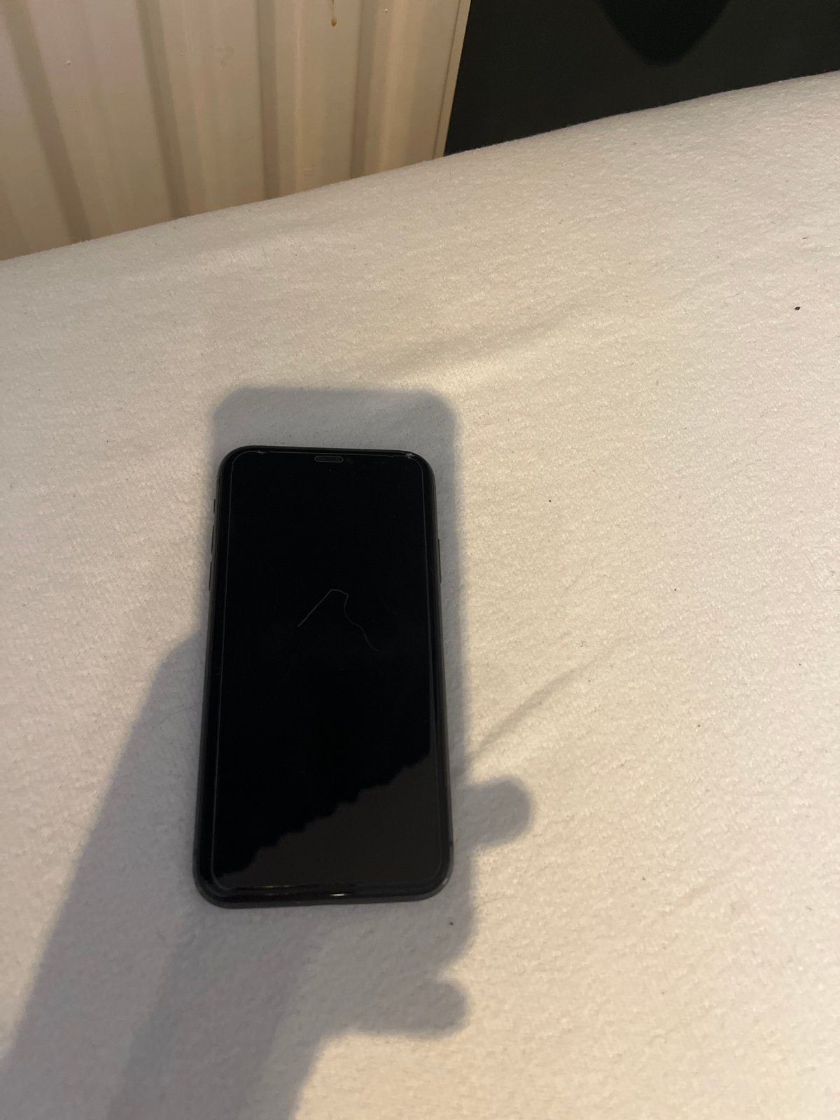iPhone 11 met kleine barst in scherm, gaat niet meer aan, Telecommunicatie, Mobiele telefoons | Apple iPhone, Gebruikt, Zwart