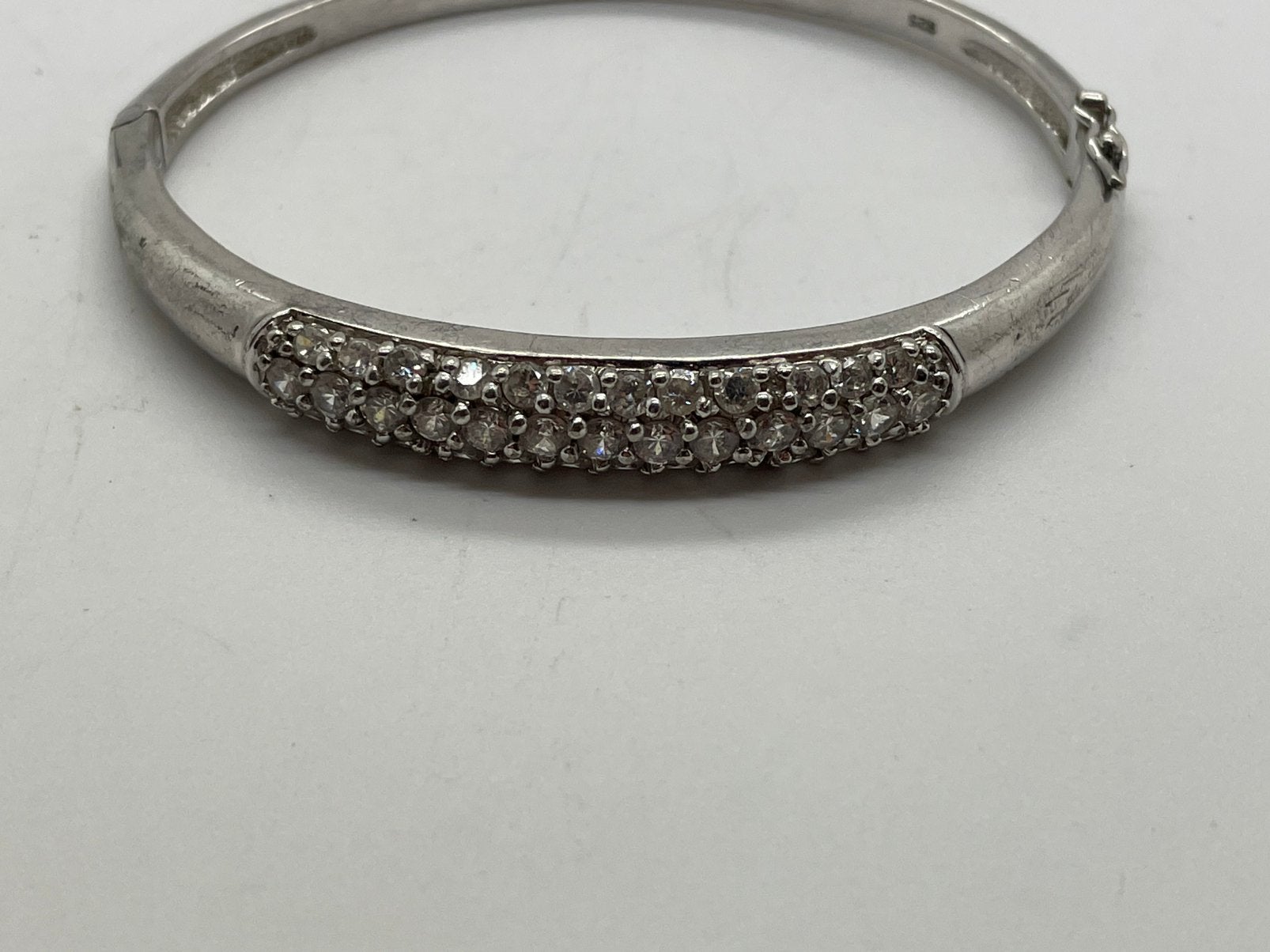 F146 Prachtige zilveren bangle met heldere stenen, Sieraden, Tassen en Uiterlijk, Armbanden, Ophalen of Verzenden, X, Zilver, Zilver