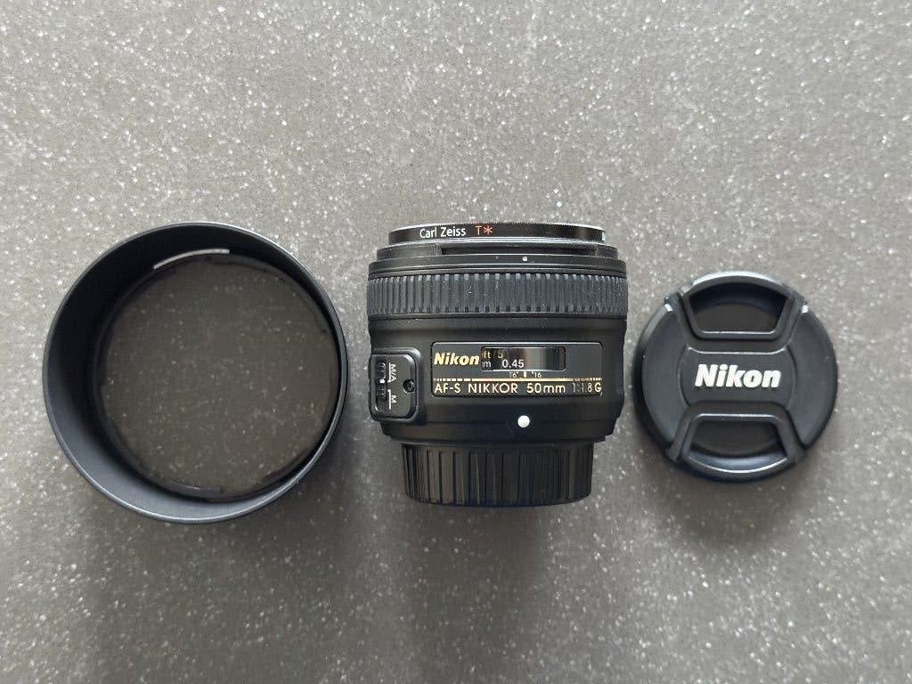Nikon AF-S 50mm f/1.8G met HB-47 zonnekap en Uv filter., Nikon, Ophalen of Verzenden, Zo goed als nieuw, Standaardlens