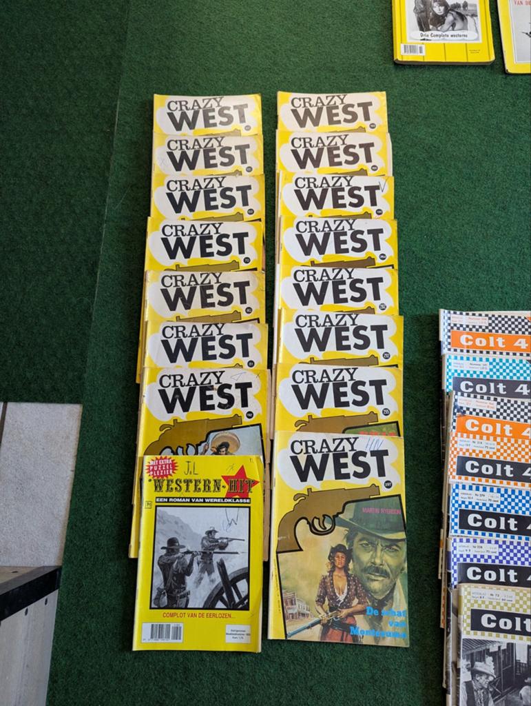 15x Crazy West en 1x Western Hit, Boeken, Meerdere stripboeken, Ophalen of Verzenden, Gelezen