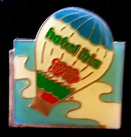 Hotel Ibis ballon pin, Verzenden, Nieuw, Overige onderwerpen, Speldje of Pin