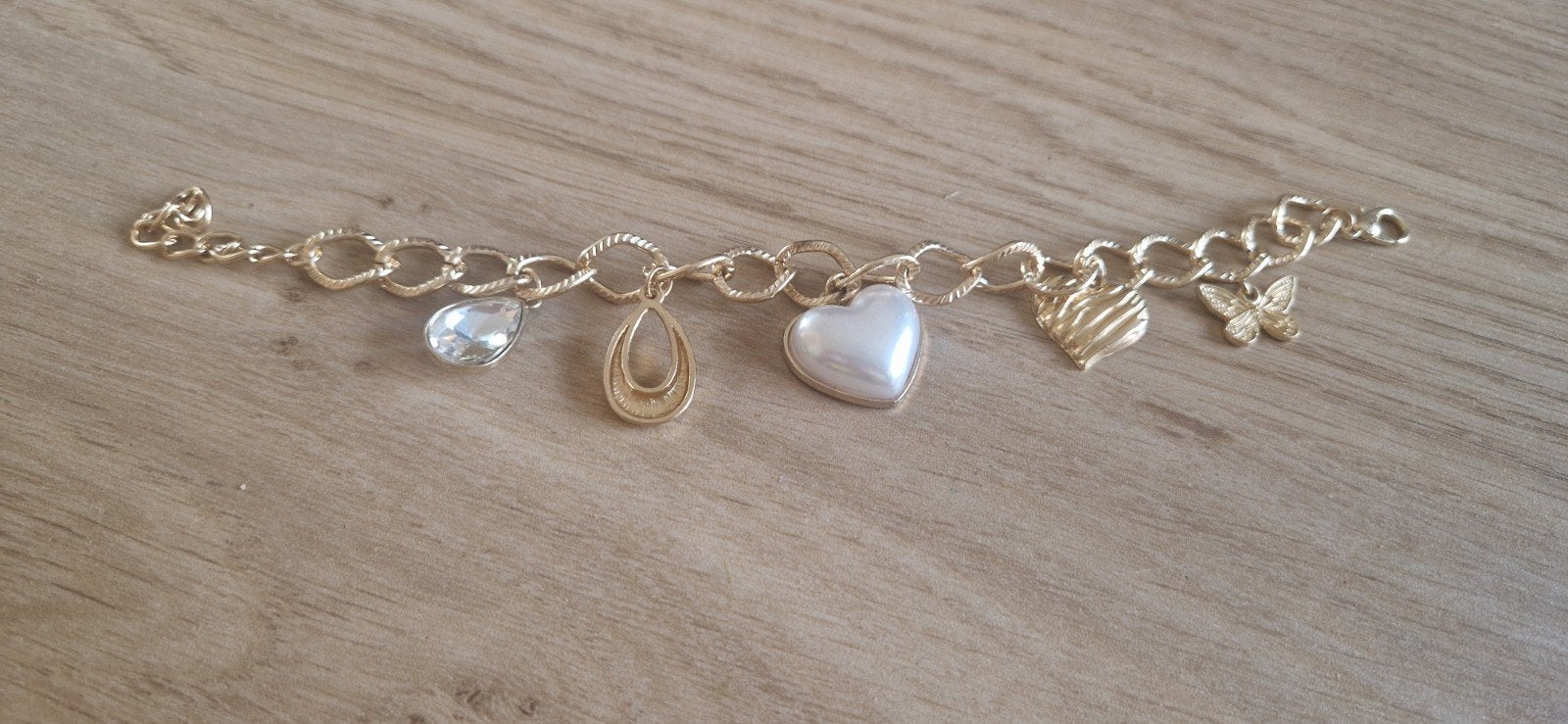 Gouden armband met bedels, Overige materialen, Met bedels of kralen, Ophalen of Verzenden, Zo goed als nieuw