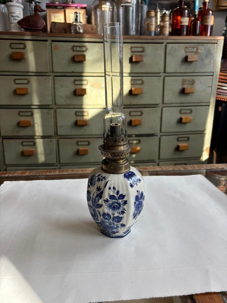 Delfts Blauwe olielamp, messing brander, glazen schoorsteen.