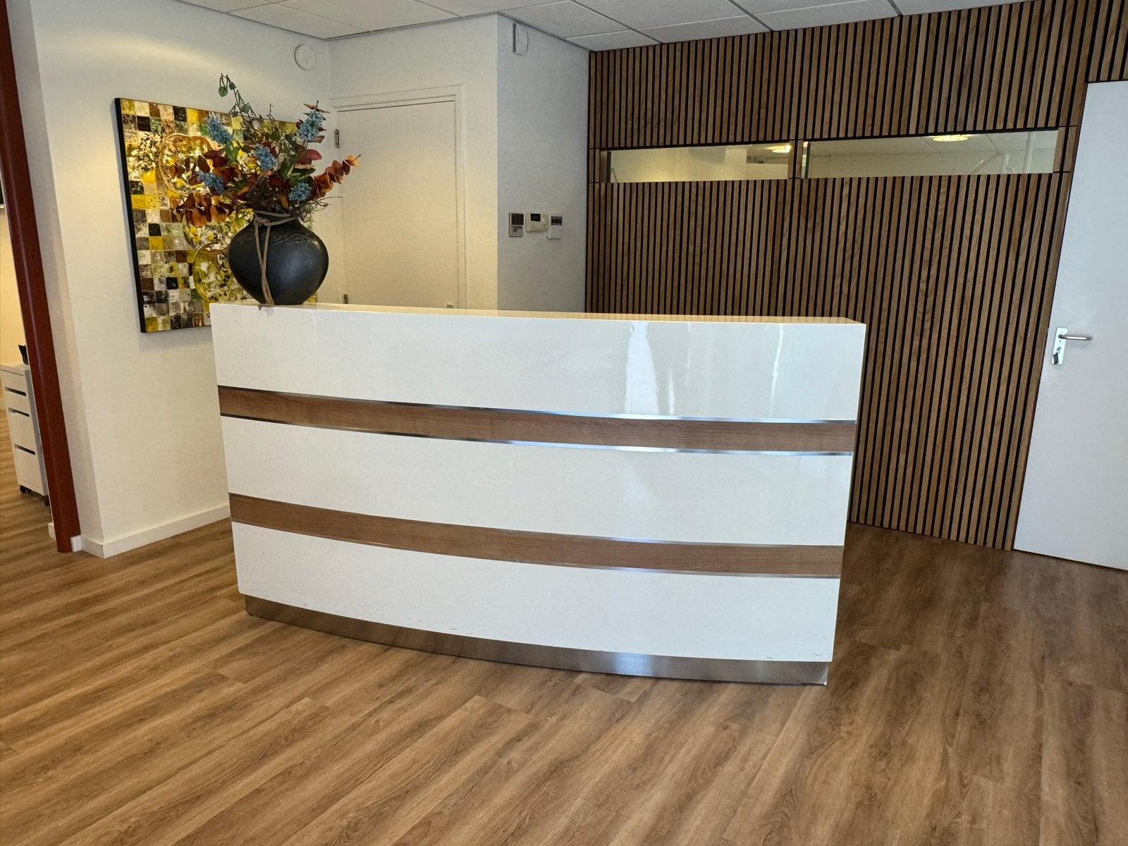 Moderne witte receptiebalie met houten accenten, Receptie of Entree, Ophalen of Verzenden, Gebruikt, Bureau