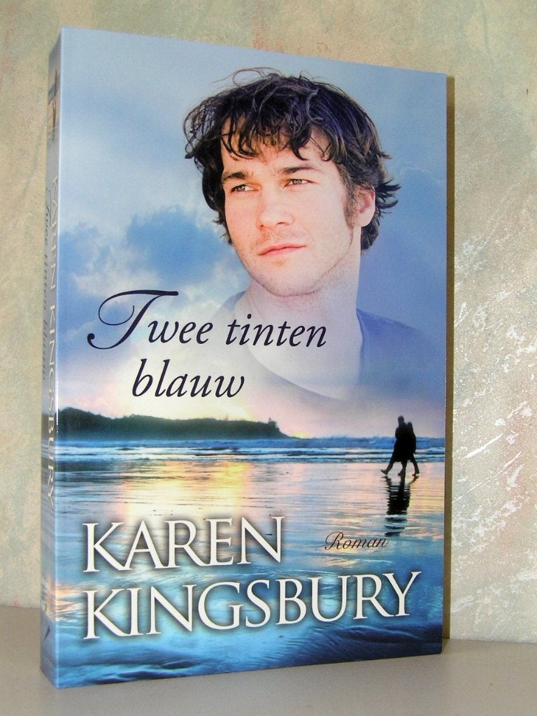 Karen Kingsbury - Twee tinten blauw (christelijke roman), Ophalen of Verzenden, Zo goed als nieuw