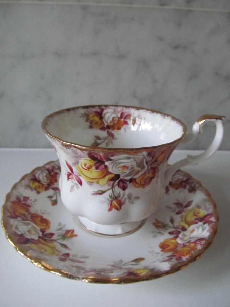 Royal Albert Lenora kop en schotel, Ophalen of Verzenden, Zo goed als nieuw, Overige stijlen, Kop(pen) en/of Schotel(s)