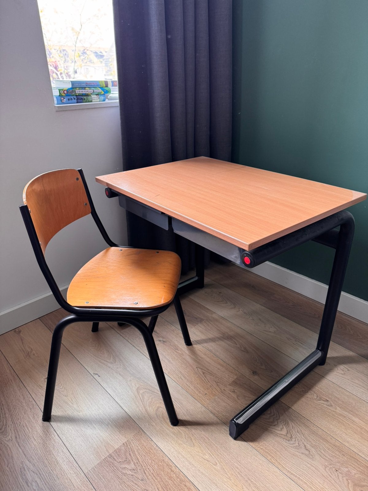 Leuke schooltafel met bijpassende stoel., Kinderen en Baby's, Kinderkamer | Tafels en Stoelen, Ophalen, Gebruikt, Tafel(s) en Stoel(en)