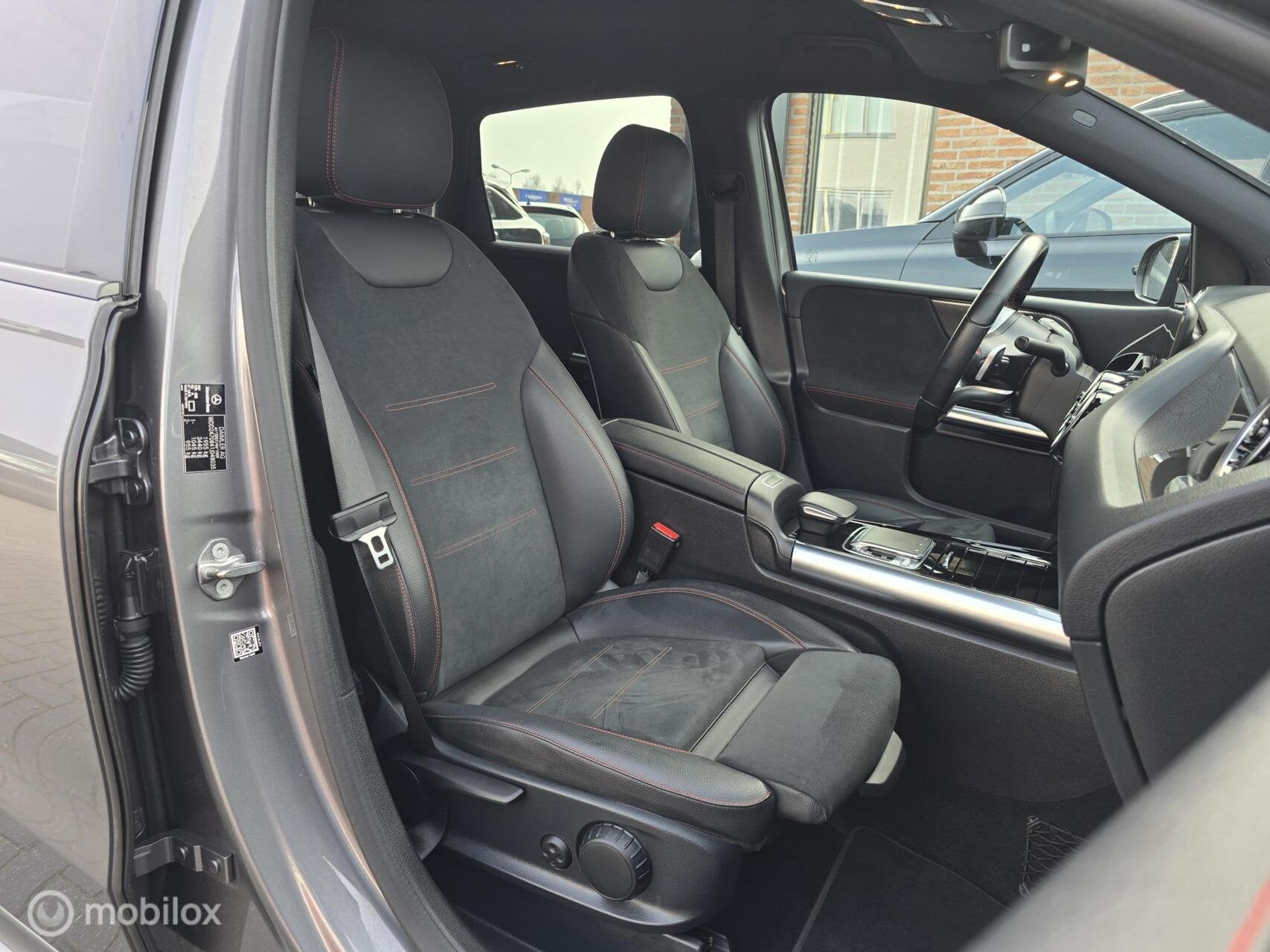 MERCEDES B-KLASSE 180 AMG LED CARPLAY CLIMA CRUISE STOELVERW, 136 pk, Gebruikt, 4 cilinders, 700 kg