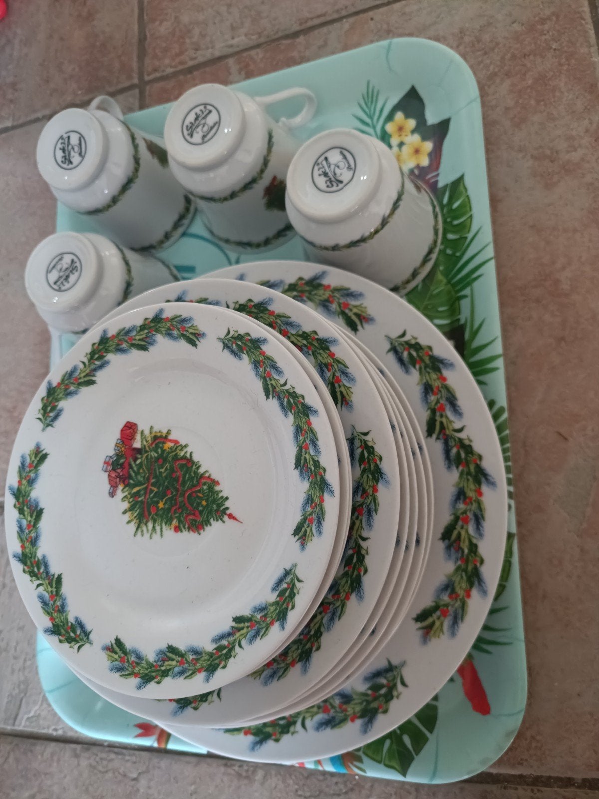 Kerstservies – 14 borden en 4 mokken, Ophalen