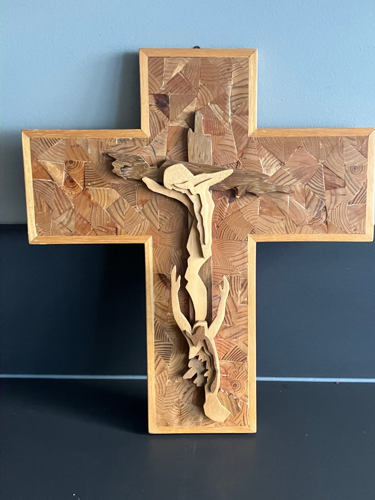 Vintage crucifix (houtmozaiek) - 1977, Antiek en Kunst, Ophalen of Verzenden