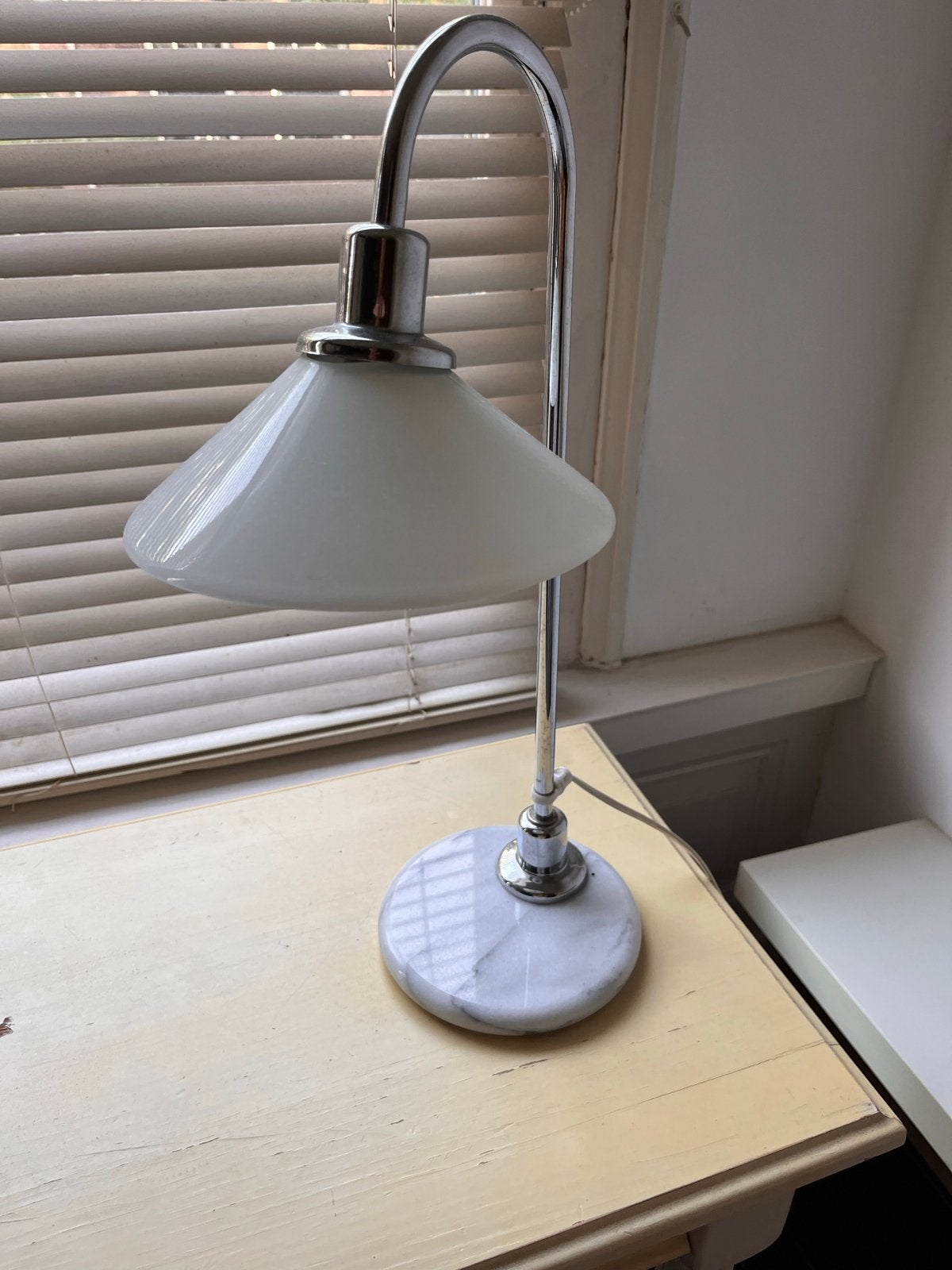 Charmante tafellamp met marmeren voet en melkglas kapje, 50 cm, E14 (klein), Ophalen of Verzenden, Klassiek