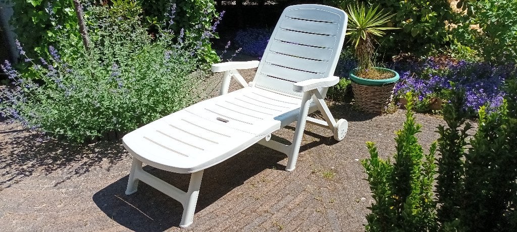 Opklapbaar Flair ligbed met verstelbare rugleuning en wielen, Tuin en Terras, Ligbedden, Ophalen, Gebruikt, Kunststof, Verstelbaar