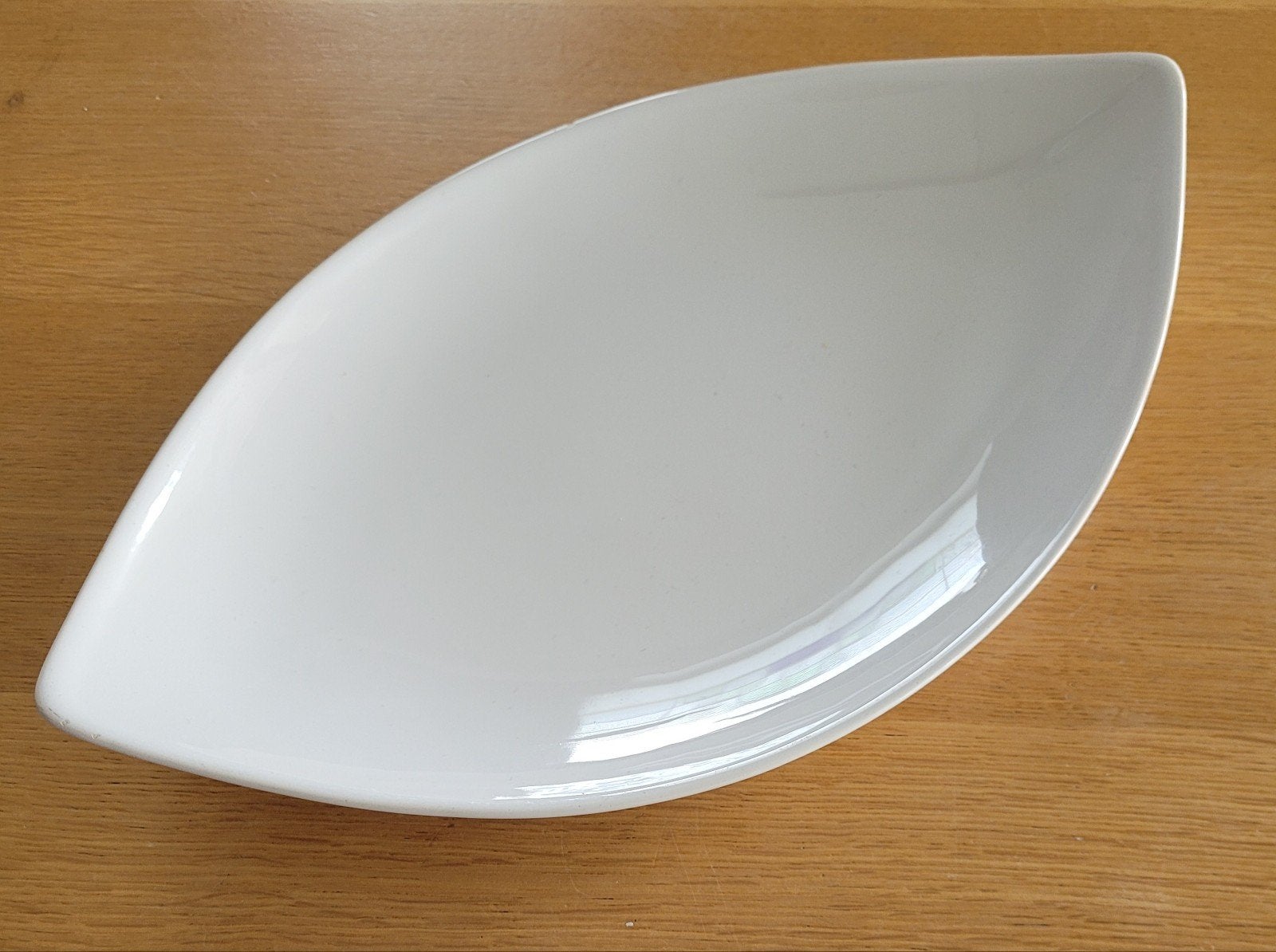 Witte ovale schaal van Potterie Driehoek Huizen, Ophalen of Verzenden, Ovaal, Porselein of Keramiek