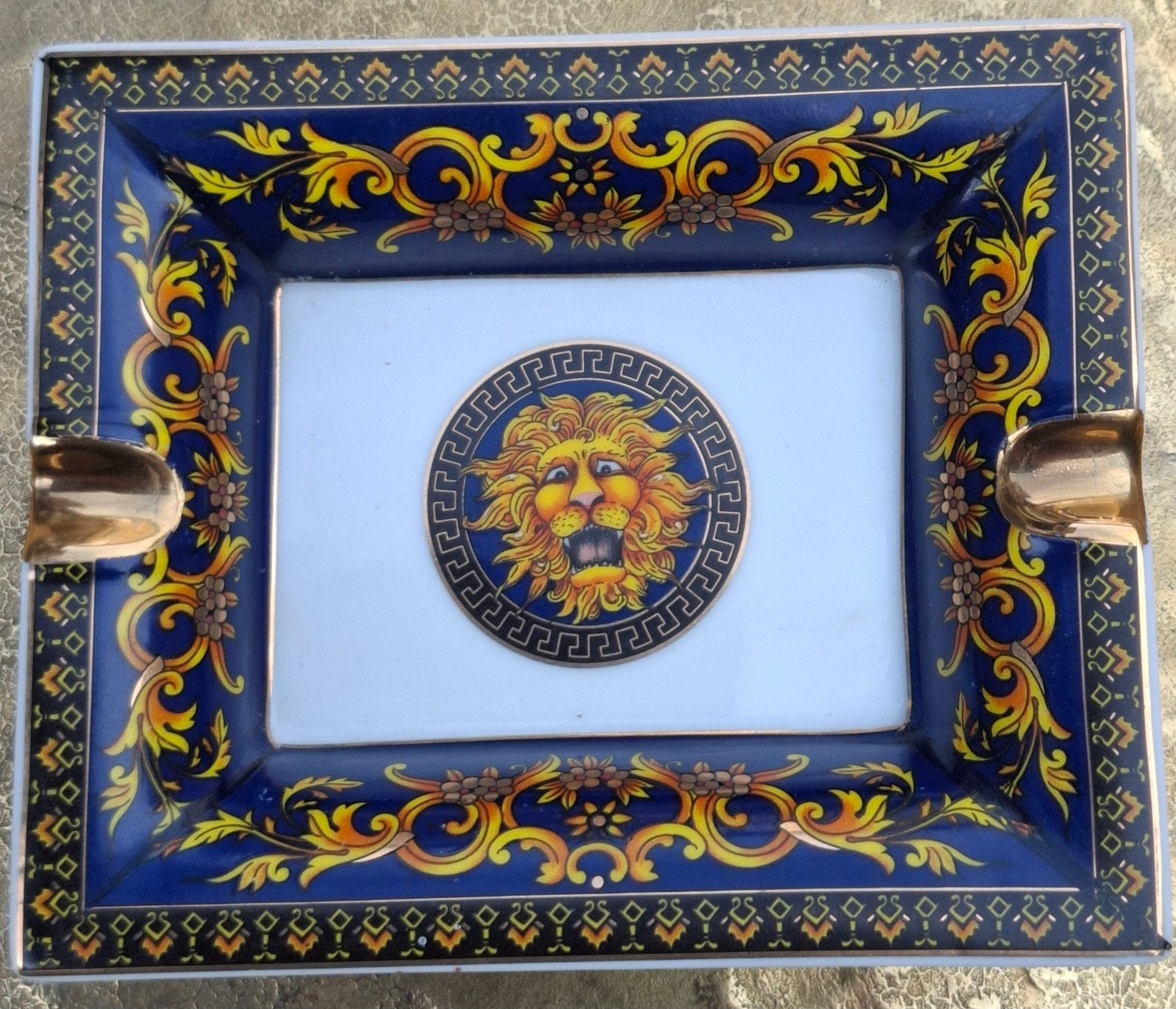 VERSACE. Asbak.  Porselein. 11 x 9.5 x 2.5 cm., Ophalen of Verzenden, Zo goed als nieuw, Asbak