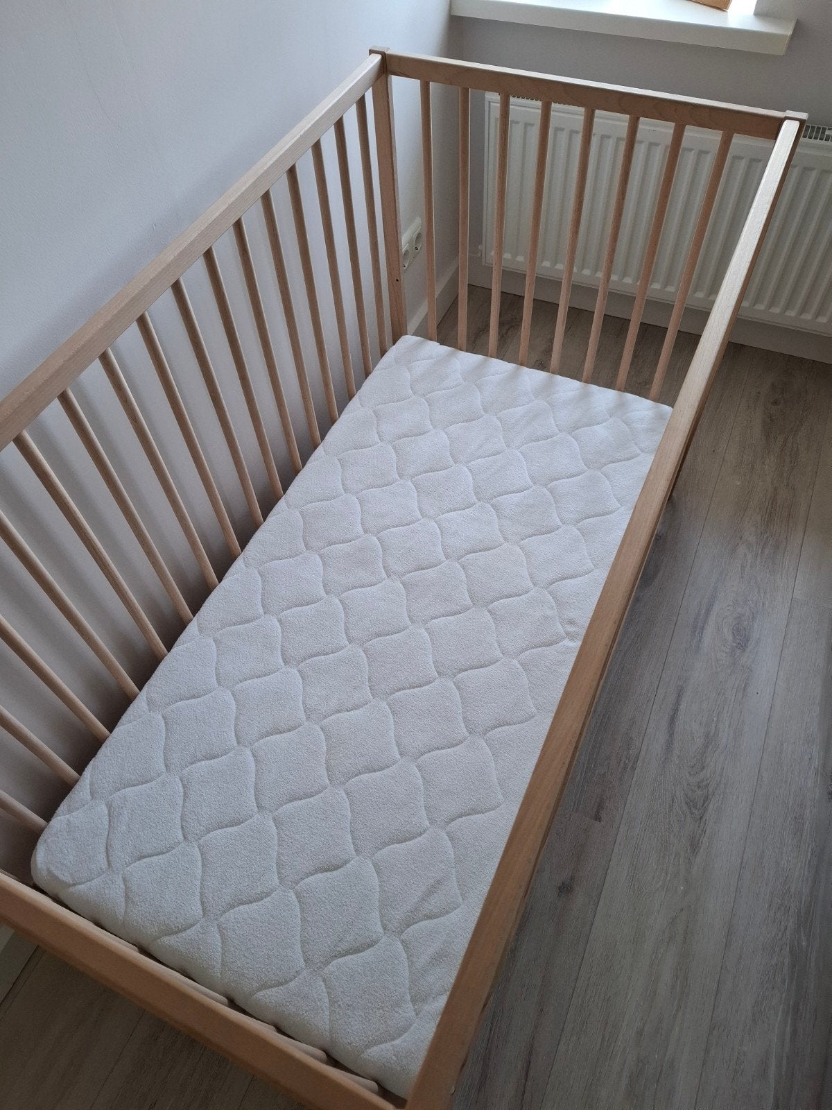 Ikea ledikant (babybed) met matras - Nieuwstaat, Ophalen, 190 cm of minder, Zo goed als nieuw, Modern