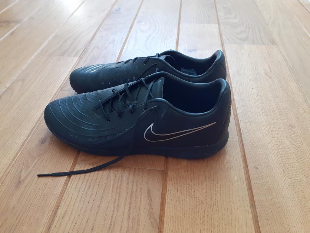 Nike Phantom zaalvoetbalschoenen maat 43, Ophalen of Verzenden, Zo goed als nieuw, Schoenen