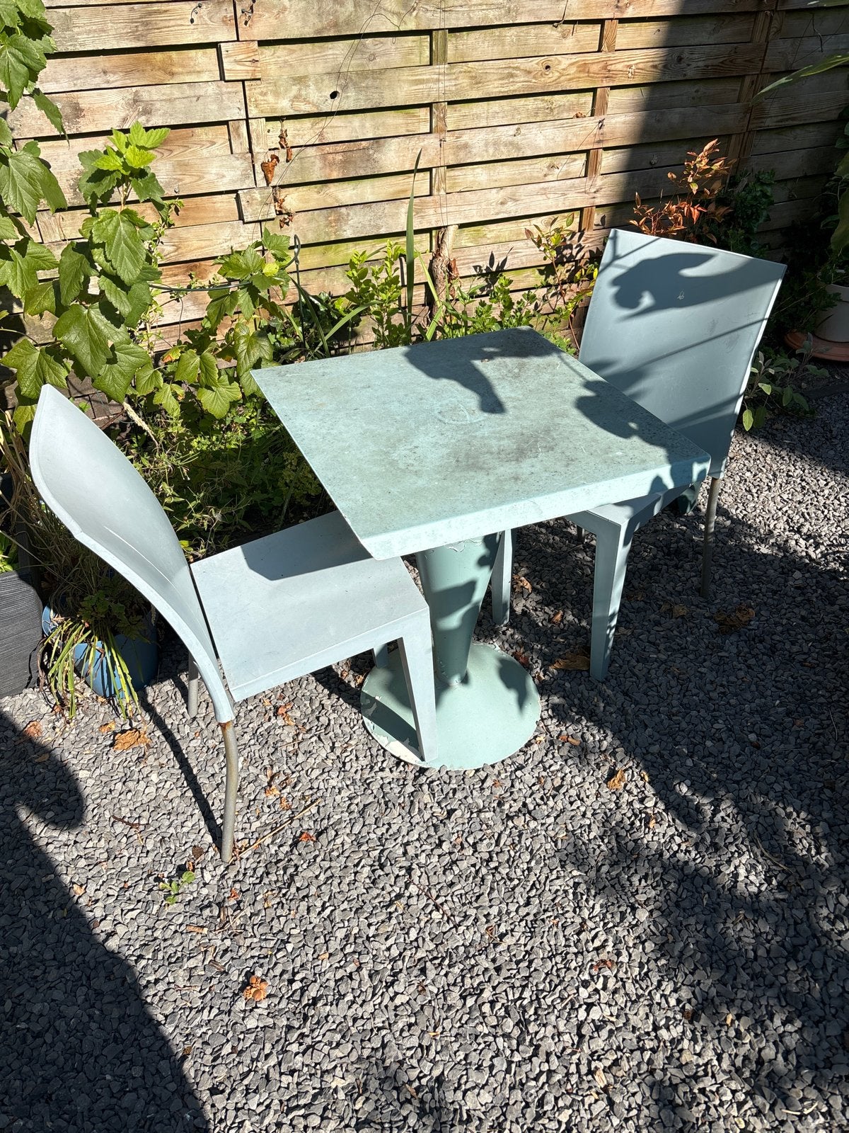 Starck tuintafel met twee stoelen, Kunststof, Gebruikt, Eettafel, Tuinset