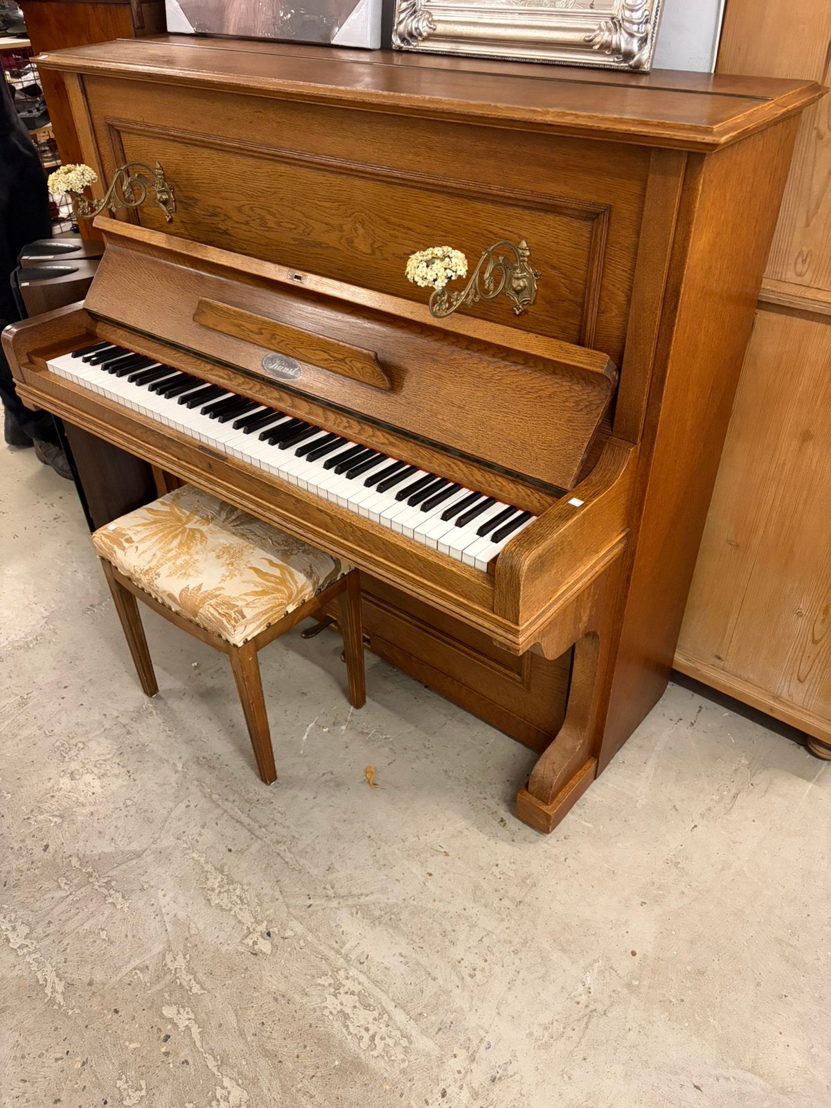 Eikenhouten piano met messing kandelaren, Ophalen, ., Zwart, Zo goed als nieuw
