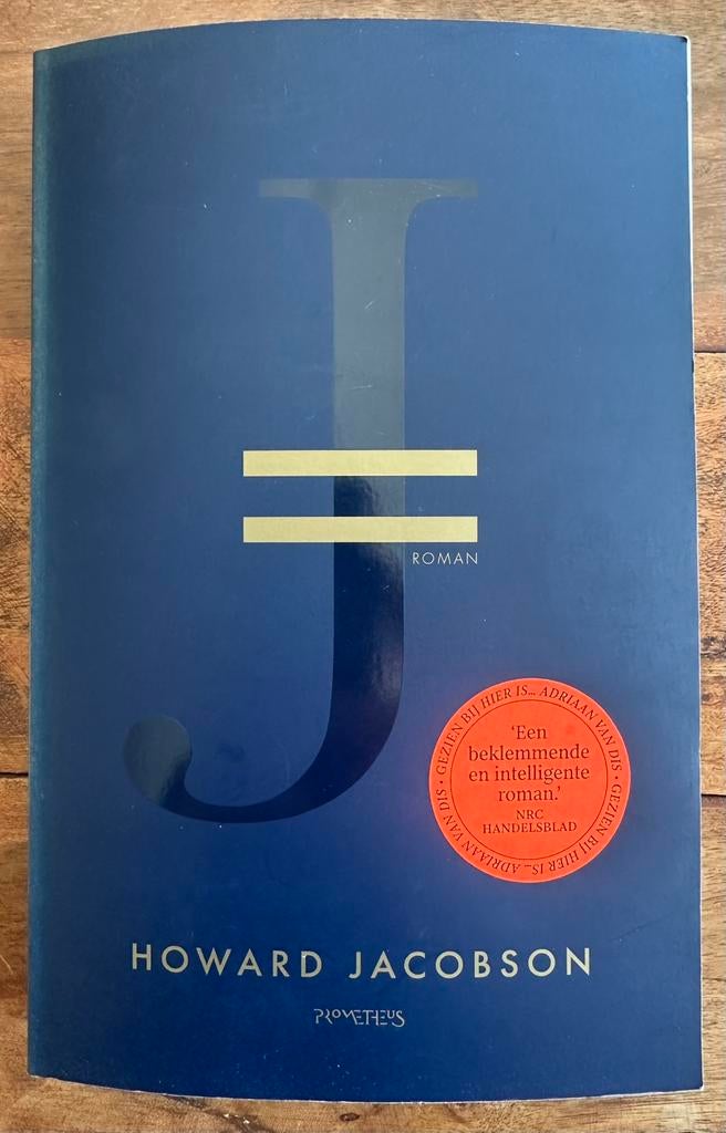 Howard Jacobson - J, Ophalen of Verzenden, Gelezen, Howard Jacobson